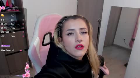 Snapshot of lollypetitte_ chatting on January 2025 01:58:02 AM Lolly online show from January 2025 01:58:02 AM