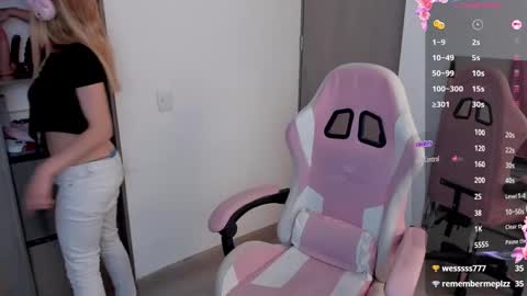 Snapshot of lollypetitte_ chatting on February 2025 01:34:01 AM Lolly online show from February 2025 01:34:01 AM