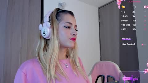 Snapshot of lollypetitte_ chatting on February 2025 01:34:02 AM Lolly online show from February 2025 01:34:02 AM