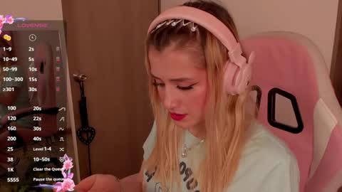 Snapshot of lollypetitte_ chatting on February 2025 02:01:02 AM Lolly online show from February 2025 02:01:02 AM