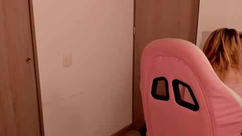 Snapshot of lollypetitte_ chatting on February 2025 03:31:02 AM Lolly online show from February 2025 03:31:02 AM