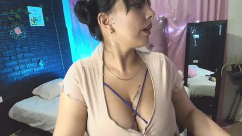 Snapshot of loren_44tits chatting on January 2025 11:32:01 PM Loren online show from January 2025 11:32:01 PM