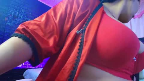 Snapshot of loren_44tits chatting on February 2025 08:55:01 PM Loren online show from February 2025 08:55:01 PM