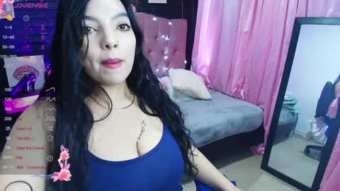 Snapshot of loren_44tits chatting on September 2025 10:00:02 PM Loren online show from September 2025 10:00:02 PM