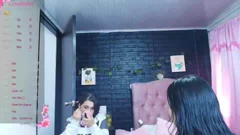 Snapshot of loren_44tits chatting on September 2025 08:33:01 PM Loren online show from September 2025 08:33:01 PM