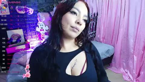 Snapshot of loren_44tits chatting on October 2025 10:30:01 PM Loren online show from October 2025 10:30:01 PM