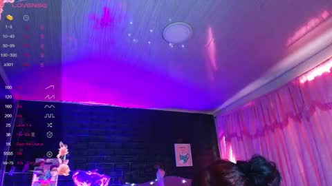 Snapshot of loren_44tits chatting on October 2025 08:20:01 PM Loren online show from October 2025 08:20:01 PM