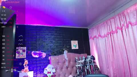 Snapshot of loren_44tits chatting on October 2025 09:03:01 PM Loren online show from October 2025 09:03:01 PM