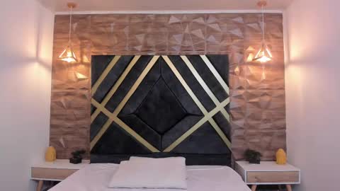  L O R E N Z O  Thumbs Up help  online show from February 2025 05:17:02 PM