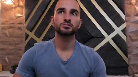  L O R E N Z O  Thumbs Up help  online show from February 2025 08:28:02 PM