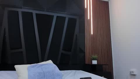  L O R E N Z O  Thumbs Up help  online show from March 2025 09:40:02 PM