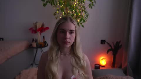 Snapshot of lorrie_love_story chatting on September 2025 09:19:02 AM Lorrie online show from September 2025 09:19:02 AM