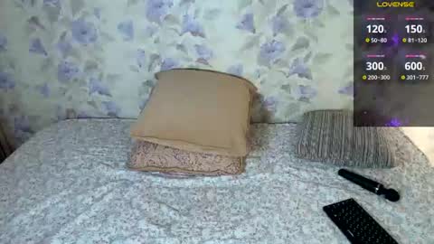 Snapshot of louise_phlox chatting on June 2026 09:07:02 AM Louise online show from June 2026 09:07:02 AM