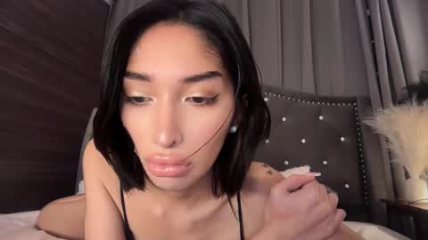 Snapshot of louiseelizabeth chatting on December 2025 05:42:02 PM samantha online show from December 2025 05:42:02 PM