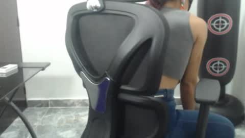 Nina online show from November 2025 08:24:02 PM