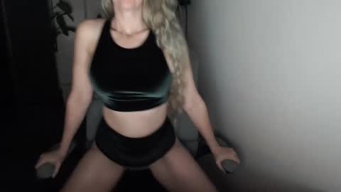 LoVe On  online show from December 2025 01:14:02 AM