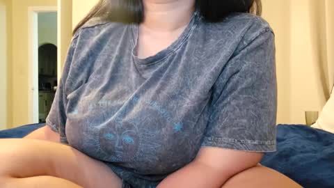 Snapshot of love_raquel_xo chatting on September 2025 02:14:01 AM Raquel Love online show from September 2025 02:14:01 AM