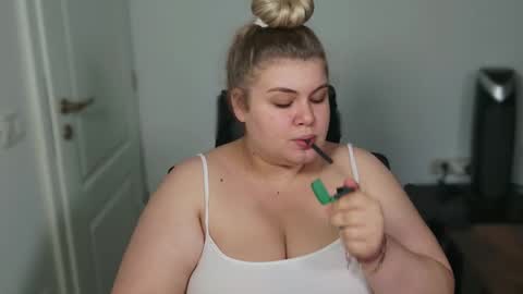 Snapshot of love_wiggy18 chatting on October 2025 05:15:01 AM Ally online show from October 2025 05:15:01 AM