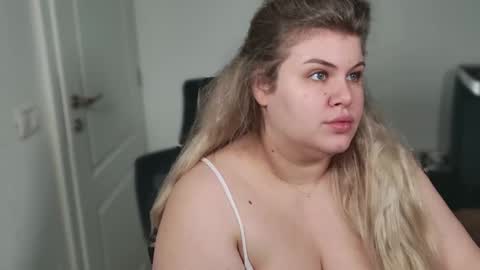 Snapshot of love_wiggy18 chatting on November 2025 06:24:02 AM Ally online show from November 2025 06:24:02 AM