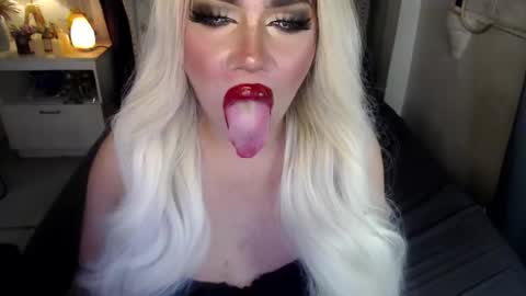 Snapshot of lovelymarie69 chatting on December 2024 06:17:01 PM Rebeca online show from December 2024 06:17:01 PM