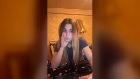 Snapshot of lovelysilk_63 chatting on December 2025 07:31:02 PM ELA online show from December 2025 07:31:02 PM