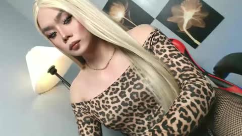 lovers moon22 online show from May 2026 12:02:01 PM