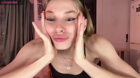 lovesstation online show from March 2025 09:01:01 PM