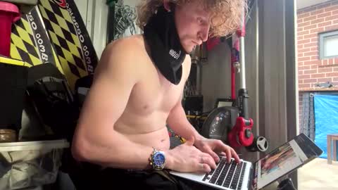 lowkey42011 online show from October 2025 08:26:01 AM