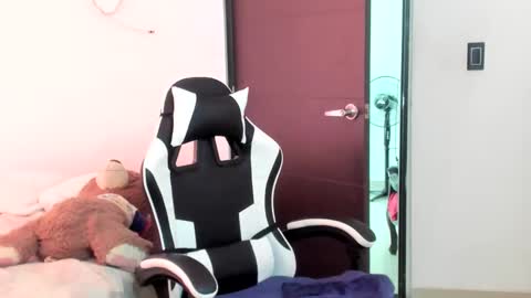 luara__01__lecat_1 online show from April 2026 09:19:01 PM