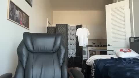 lucky_bme online show from April 2026 02:33:01 PM