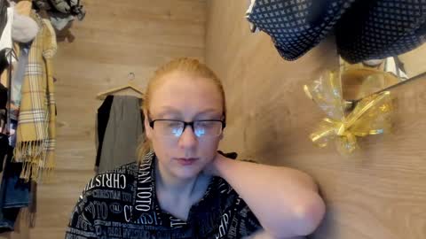 lucky_licky20 online show from December 2024 04:08:02 AM