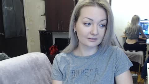 Snapshot of luckyshotgirl chatting on December 2024 09:51:01 AM LuckyShot online show from December 2024 09:51:01 AM