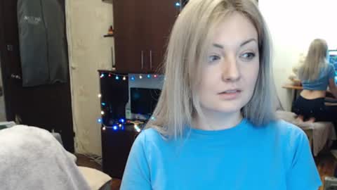 Snapshot of luckyshotgirl chatting on December 2024 06:44:02 PM LuckyShot online show from December 2024 06:44:02 PM