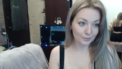 Snapshot of luckyshotgirl chatting on December 2024 06:54:02 PM LuckyShot online show from December 2024 06:54:02 PM