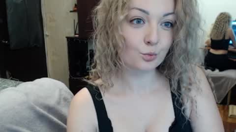 Snapshot of luckyshotgirl chatting on January 2025 07:12:01 PM LuckyShot online show from January 2025 07:12:01 PM