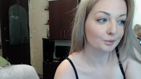 Snapshot of luckyshotgirl chatting on January 2025 08:24:01 PM LuckyShot online show from January 2025 08:24:01 PM