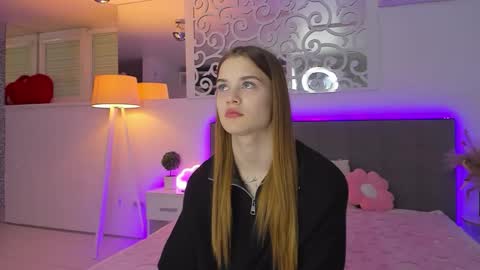 LuisaClover online show from December 2025 01:39:01 PM