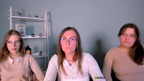 lulu_fly_ online show from October 2025 02:51:01 PM