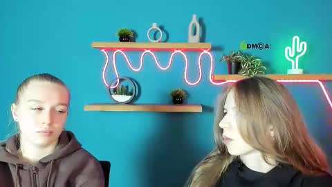 lulu_fly_ online show from October 2025 08:39:01 AM