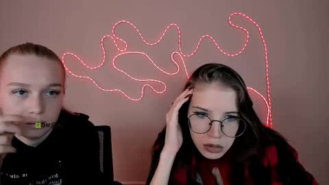 lulu_fly_ online show from October 2025 08:48:01 AM