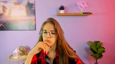 lulu_fly_ online show from October 2025 09:09:02 AM