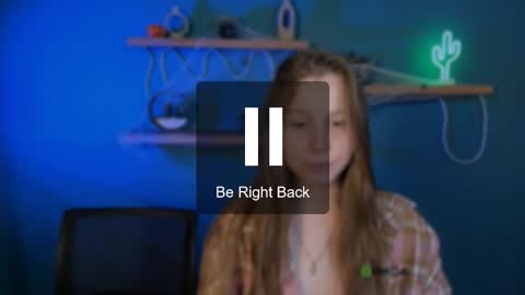 lulu_fly_ online show from October 2025 09:55:01 AM