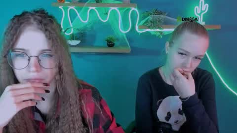 lulu_fly_ online show from October 2025 10:06:01 AM