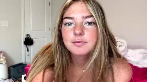 Snapshot of luluxoxo3 chatting on May 2026 04:26:02 PM Lulu online show from May 2026 04:26:02 PM