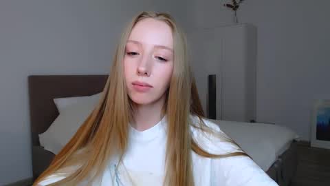 Luna online show from February 2025 10:59:01 PM