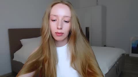 Luna online show from February 2025 10:09:01 PM