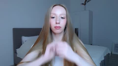 Luna online show from September 2025 07:03:01 PM