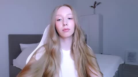 Luna online show from November 2025 08:40:01 PM