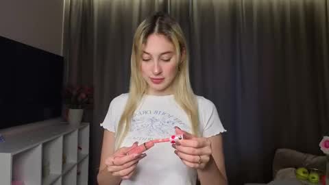 Snapshot of luna_licks chatting on November 2025 11:20:02 AM Olivia online show from November 2025 11:20:02 AM