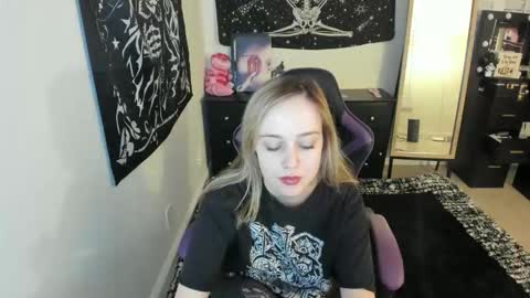 Luna online show from December 2025 01:11:01 AM